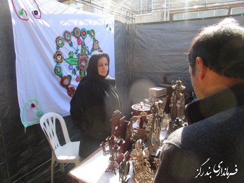 بازدید بخشدار نوکنده از نمایشگاه صنایع دستی و تولیدات زنان روستایی در بندرگز