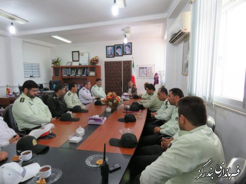 دیدار پرسنل نیروی انتظامی بندرگز با فرماندارشهرستان  در هفته دولت