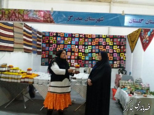 بازدید بخشدار مرکزی بندرگز از نمایشگاه توانمندیهای روستائی و عشایری گلستان در نمایشگاه تهران