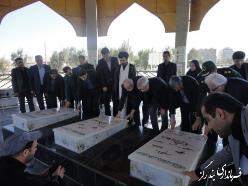 رئیس بنیاد مستضعفان انقلاب اسلامی به مقام شامخ شهدای گمنام بندرگز ادای احترام کرد