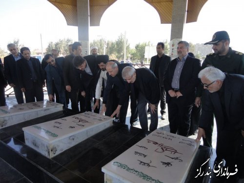 رئیس بنیاد مستضعفان انقلاب اسلامی به مقام شامخ شهدای گمنام بندرگز ادای احترام کرد