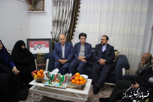دیدار معاون رییس جمهوری با خانواده شهیدان محمدمهدی و علی اکبر مازنی در نوکنده