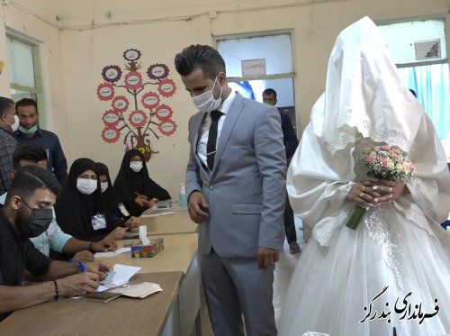حضور عروس و داماد در جشن سیاسی انتخابات