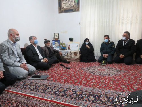 دیدار نماینده ویژه رئیس جمهور با خانواده شهید امنیت تقی ملکی