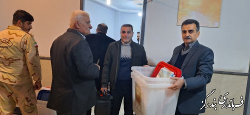تحویل صندوق های آرا به شعبات اخذ رای در شهر بندرگز