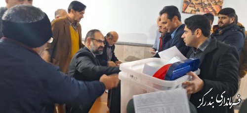 تحویل صندوق های آرا به شعبات اخذ رای در شهر بندرگز