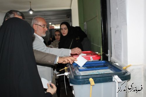 گزارش تصویری||فرماندار شهرستان بندرگز رای خود را به صندوق رای انداخت