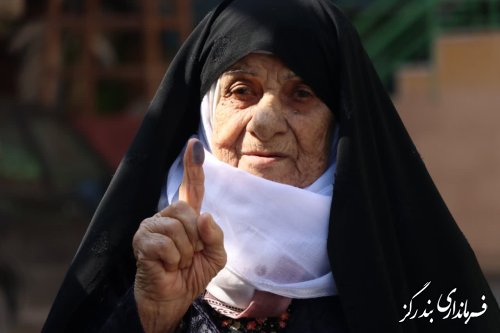 گزارش تصویری||حضور پر شور سالمندان شهرستان بندرگز در پای صندوق های رای